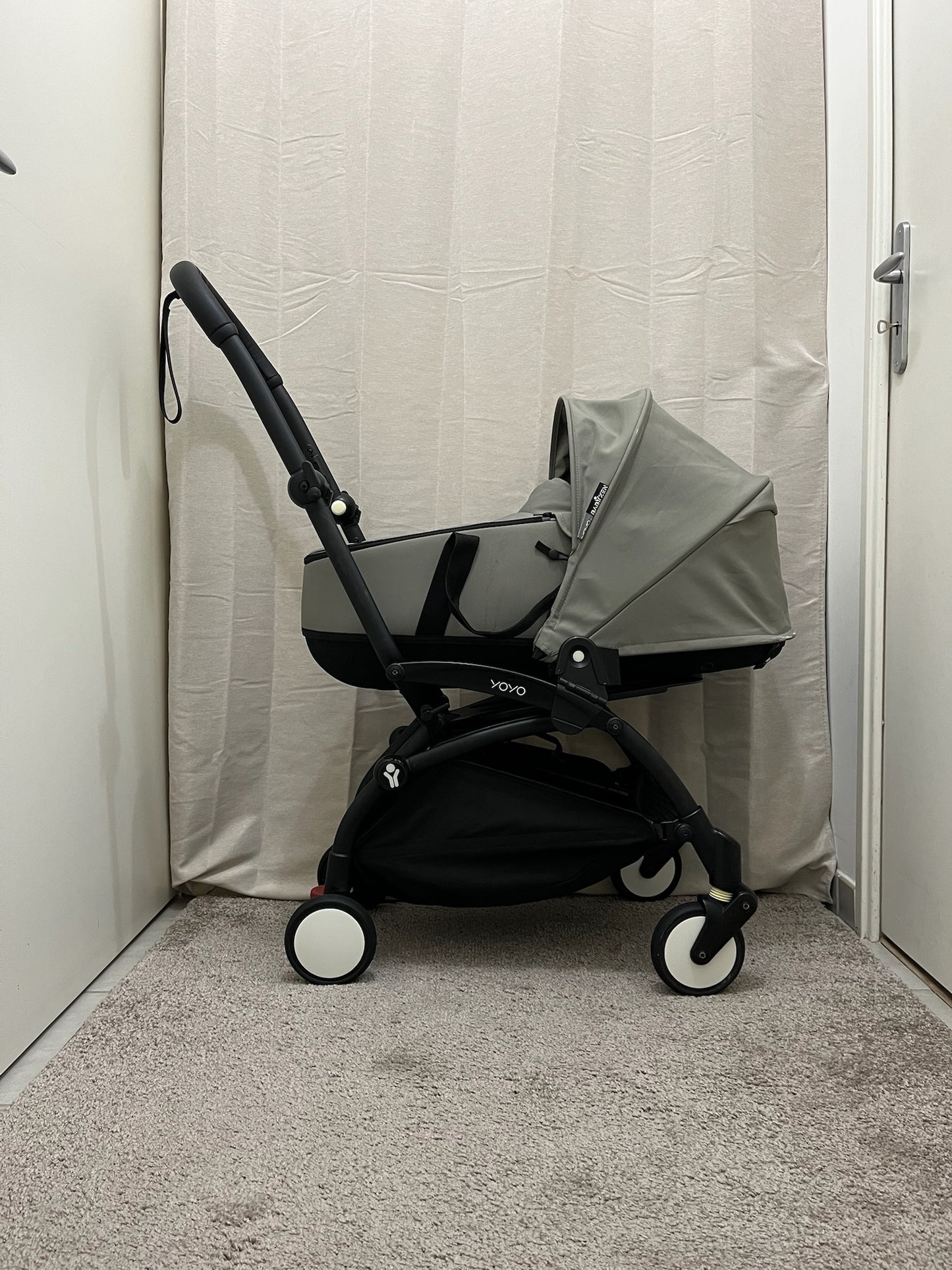 YOYO Nacelle + 6+ Gris Cadre Noir — Poussette Reconditionnée Premium
