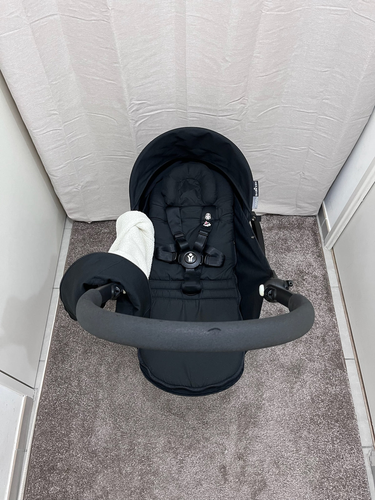 Poussette Stokke YOYO avec packs 0+ et 6+ noirs – Très bon état