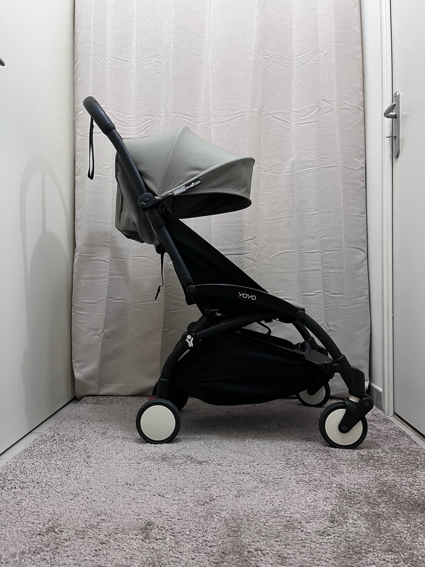 YOYO Nacelle + 6+ Gris Cadre Noir — Poussette Reconditionnée Premium